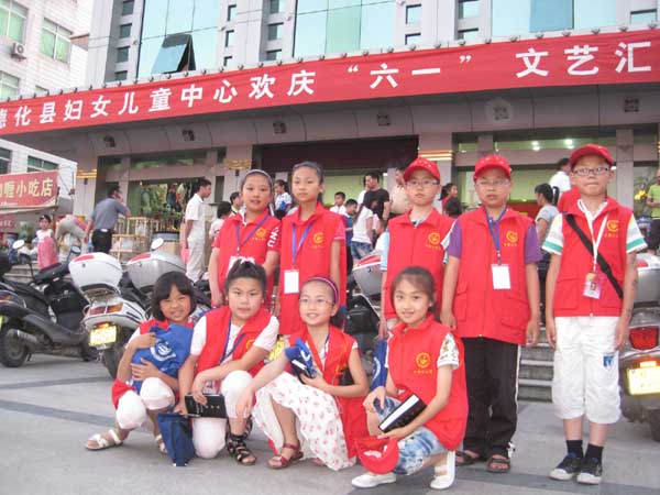 六一走进妇女儿童中心